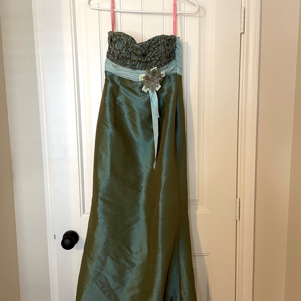 Maggie Sottero Prom Formal Dress | size 4